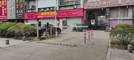 华庭公寓长江路南侧停车场