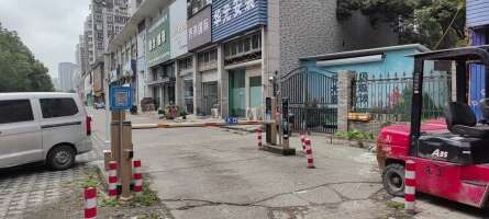 华庭公寓长江路北侧停车场