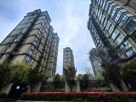 骏园小区外围停车场