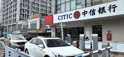 徽州大道苏果超市地面停车场