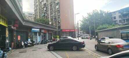 七街十二府停车场