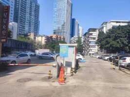 龙华大厦地面停车场