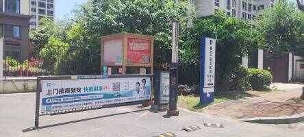 霞镜新城六区外围停车场