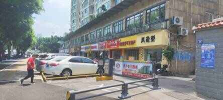 名湖豪门社区路面停车场