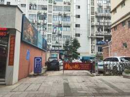 温泉酒家停车场
