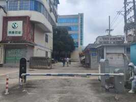 同春药业停车场