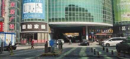 大连恒利丰商城停车场