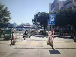 璞云天辰酒店金湖路地面停车场