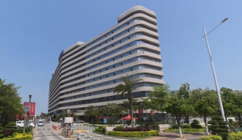 五石商务中心停车场